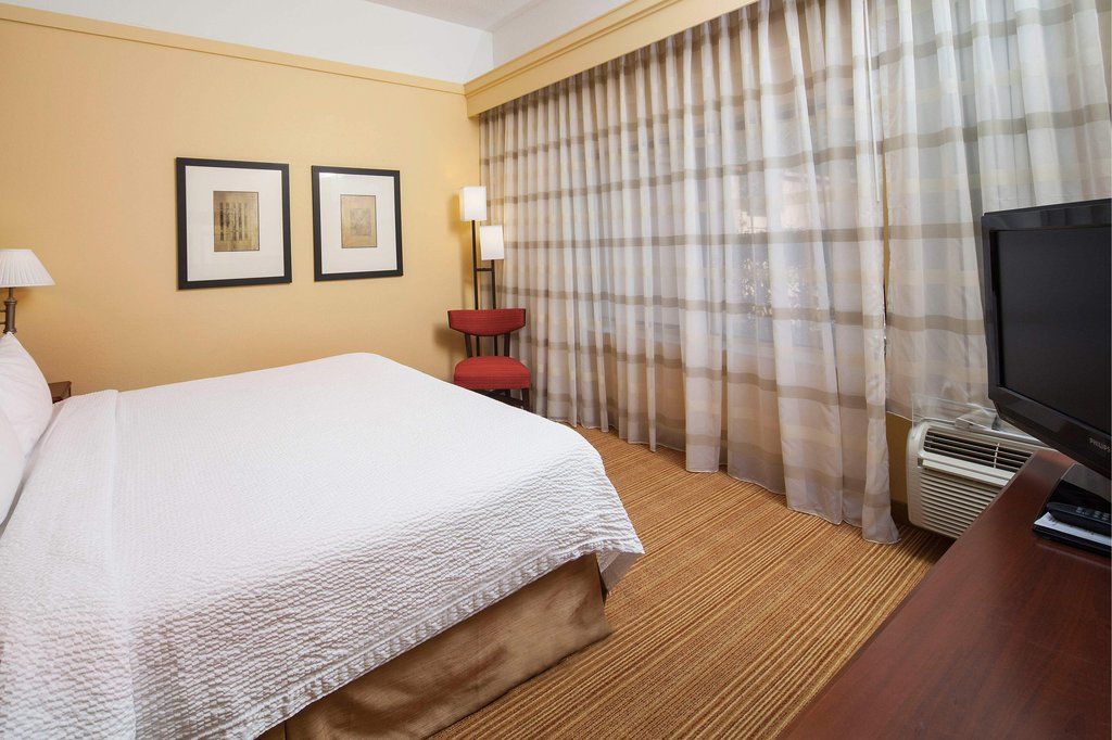 Courtyard By Marriott Hotel 3*